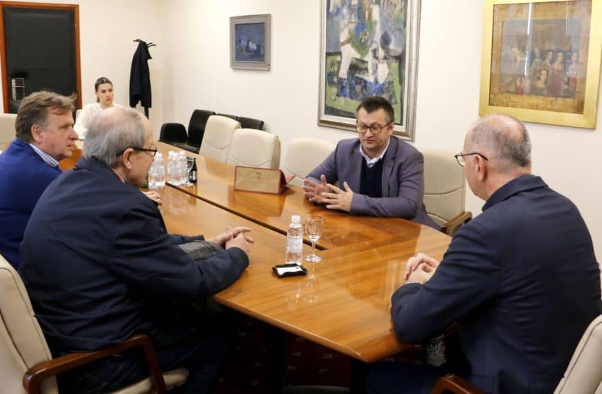 Gradonačelnik Tuzle ugostio pjesnika Sabahudina Budimliju i urednika Darka Raminija (Foto)