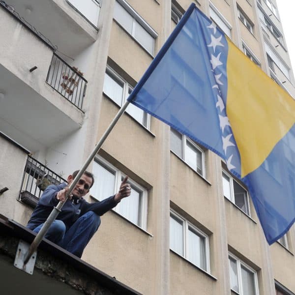 Državne zastave u Tuzli kao simbol Dana nezavisnosti BiH (Foto)