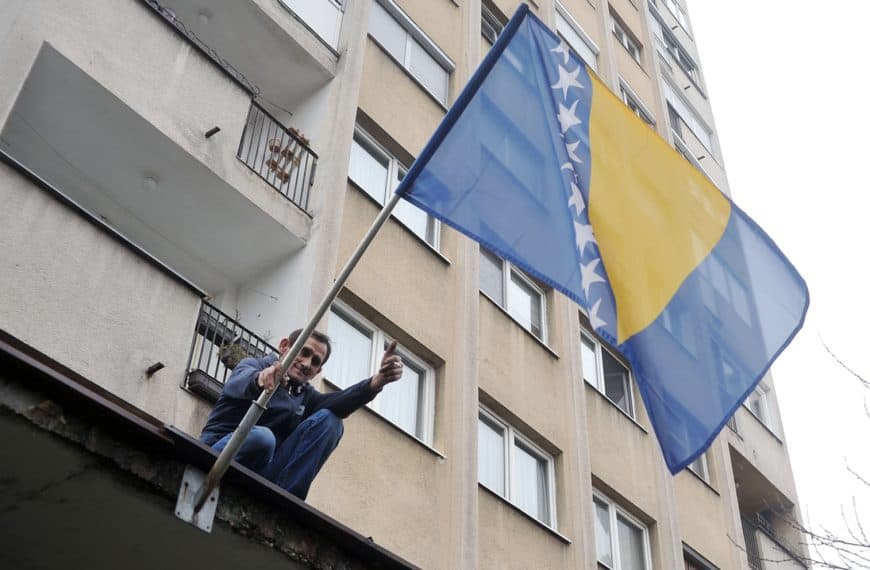 Državne zastave u Tuzli kao simbol Dana nezavisnosti BiH (Foto)