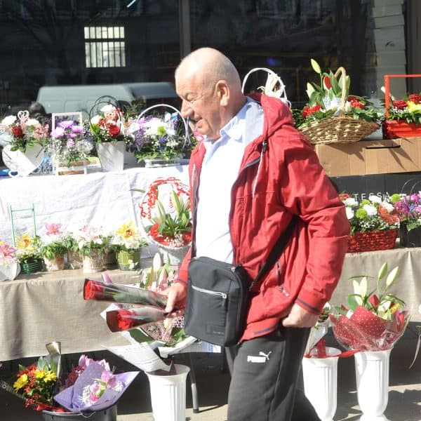 Vesela atmosfera u Tuzli povodom Dana žena: Muškarci okupirali štandove sa cvijećem (Foto)