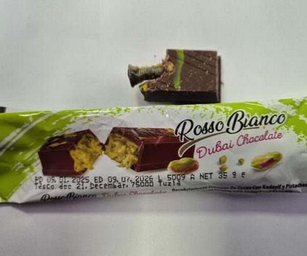 Povlači se čokoladica ‘Rosso Bianco Dubai Chocolate’, pronađen šaraf u proizvodu