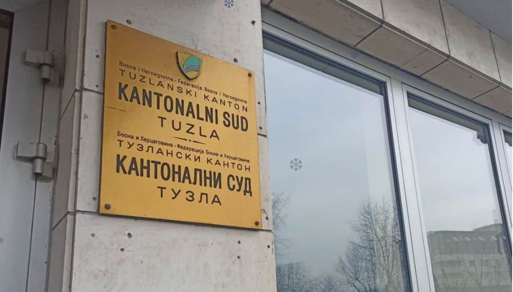 kantonalni sud u tuzli donio je presudu u slucaju privatizacije hotela tuzla jedna osoba oslobodjena dvije osudjene