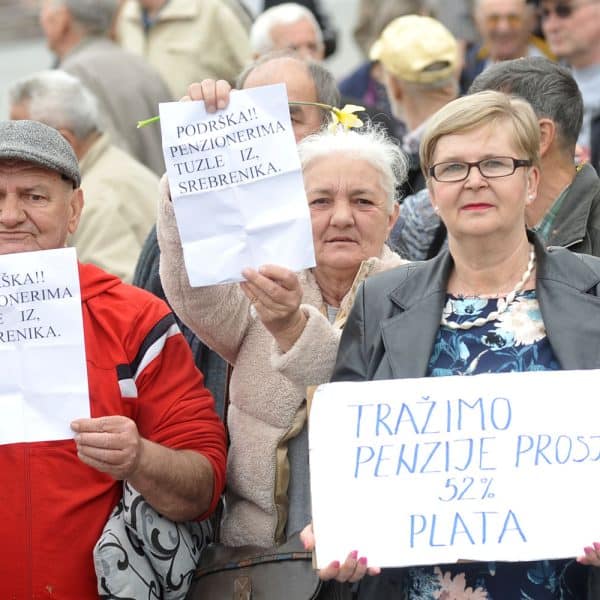 penzioneri ponovo protestvovali u tujzli traze vece penzije za dostojanstven zivot