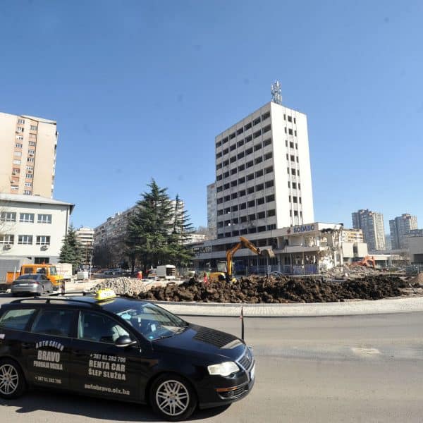 Radovi u punom jeku: Uskoro završetak kružnog toka na Slatini (Foto)