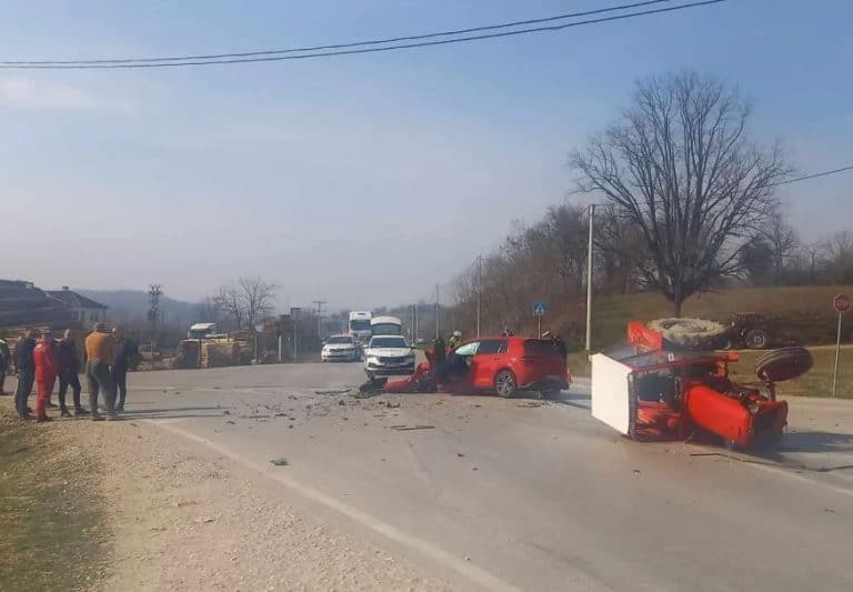 u sudaru traktora i automobila na putu ormanica - gradacac povrijedjene tri osobe