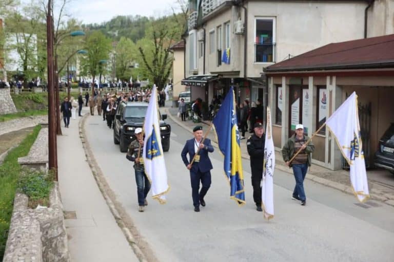 centralna manifestacija dana armije rbih za tuzlanski kanton uprilicena je u gracanici
