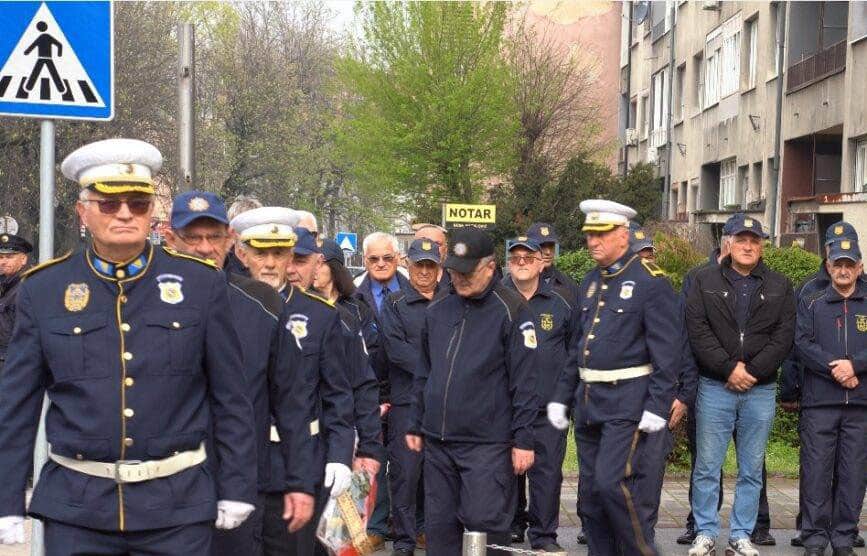 u tuzli obiljezen cetvrti april dan kada je tuzla odlucila da se brani od agresora