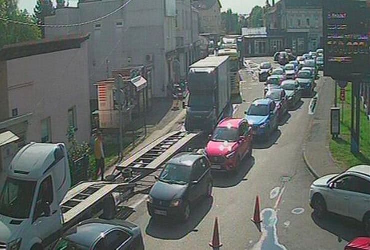 na granicnim prelazima kozarska dubica gradiska i orasje povecana frekvencija vozila posebno na izlazu iz bih