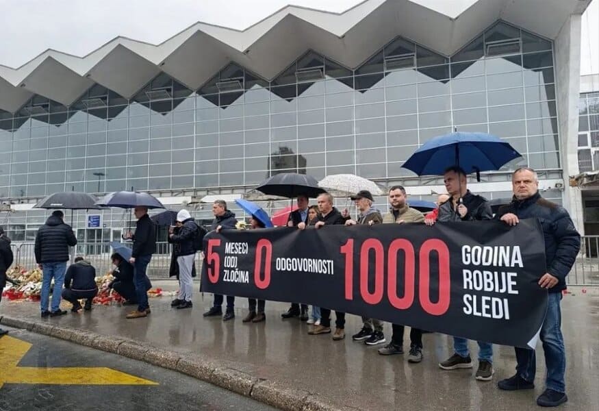 protest gradjana u novom sadu povodom pet mjeseci od tragedije na zeljeznickoj stanici u kojoj je zivote izgubio 16 osoba
