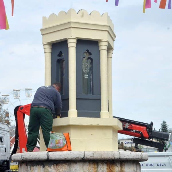 Rekonstrukcija čaršijske česme u Tuzli izazvala podijeljene reakcije građana (Foto)
