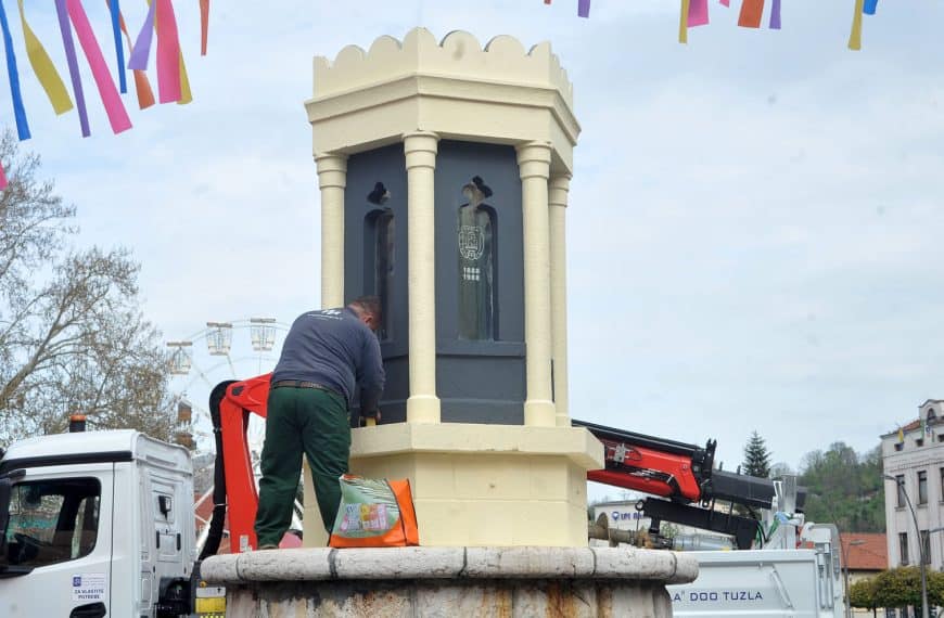 Rekonstrukcija čaršijske česme u Tuzli izazvala podijeljene reakcije građana (Foto)