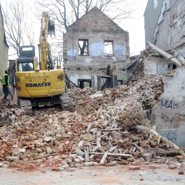 Počelo rušenje oronulog objekta u ulici Hendek