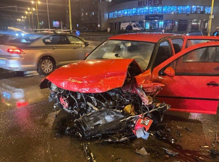 na raskrsnici kod hotela tuzla u vecernjim satima doslo je do nesrece u kojoj su ucestvovala dva auromobila na kojima je pričinjena velika materijalna steta a prema nezvanicnim informacijama ima i popvrijedjenih