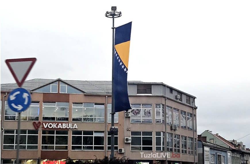 Bruka sa zastavom ispravljena tek kad je kritika javno dokumentovana (Foto)