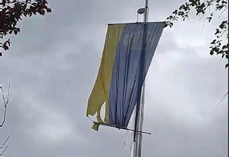 Soni trg, zastava, poderana, Tuzla