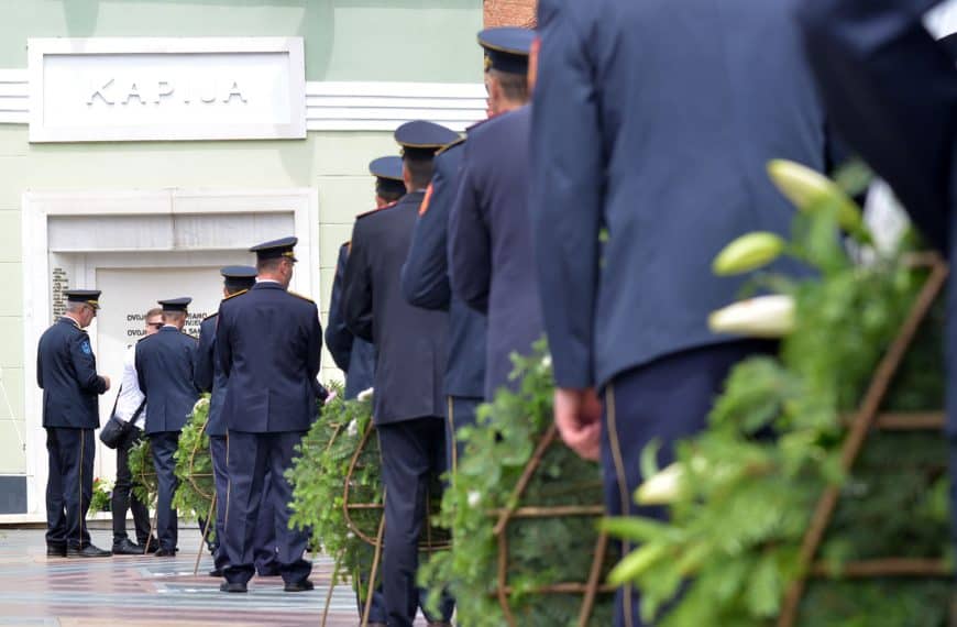 Počast žrtvama Kapije: Vijenci i cvijeće na mjestu stradanja (Foto)