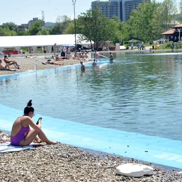 Tuzlaci otvorili sezonu kupanja na Panonici i prije zvaničnog početka (Foto)