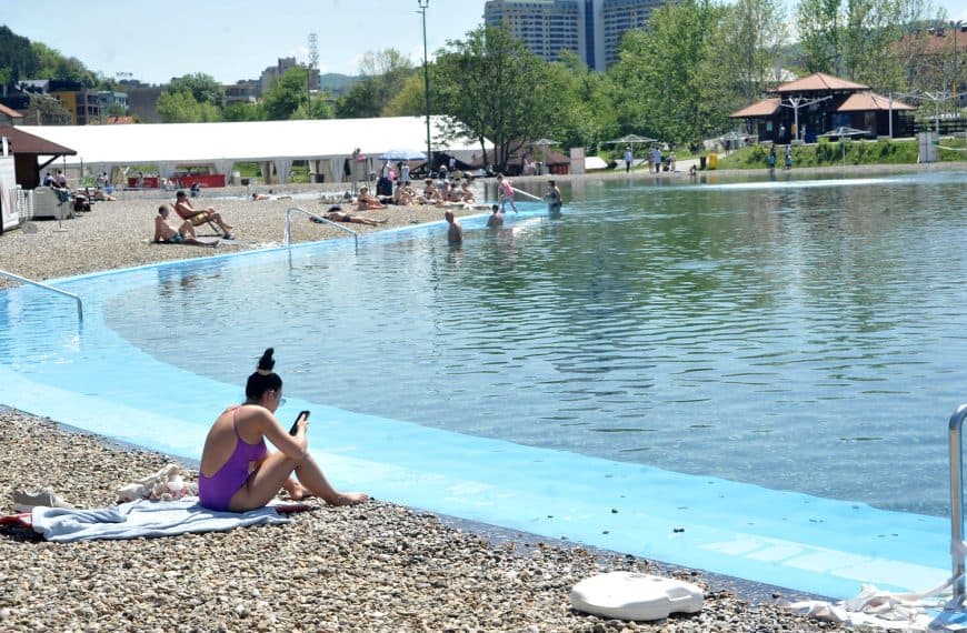 Tuzlaci otvorili sezonu kupanja na Panonici i prije zvaničnog početka (Foto)