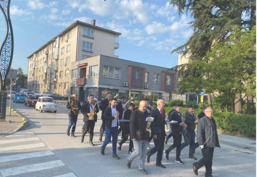 tradicionalna budilnica koja traje vec 70 godina svakog prvog maja i jutros je razbudila zvinicxane a zasluzni su clanovi limene glazbe konjuh i oltimeri koji su prodefilovali ulicanma zivinica