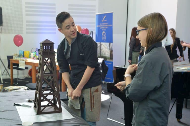 belgijski majstor cokolade alexsander druart odusevio je posjetioce sajma kafe i cokolade u tuzli skulpturom slanog bunara