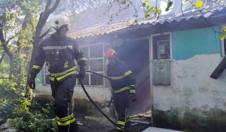 tuzlanski vatrogasci tokom jucerasnjeg dana imali su cetiri ibntervencije od toga gasenje pozara na dvije kuce jednoj stambenoj i jednoj napustenoj