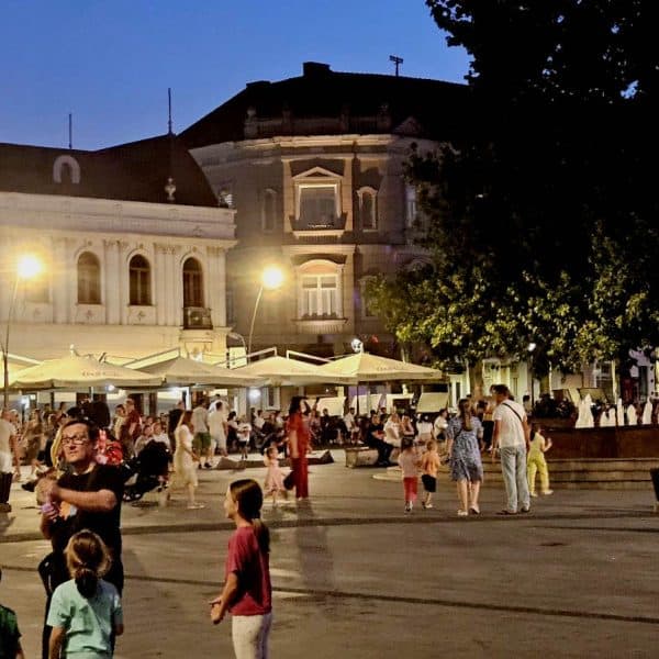 Tuzla, Trg slobode, druzenje