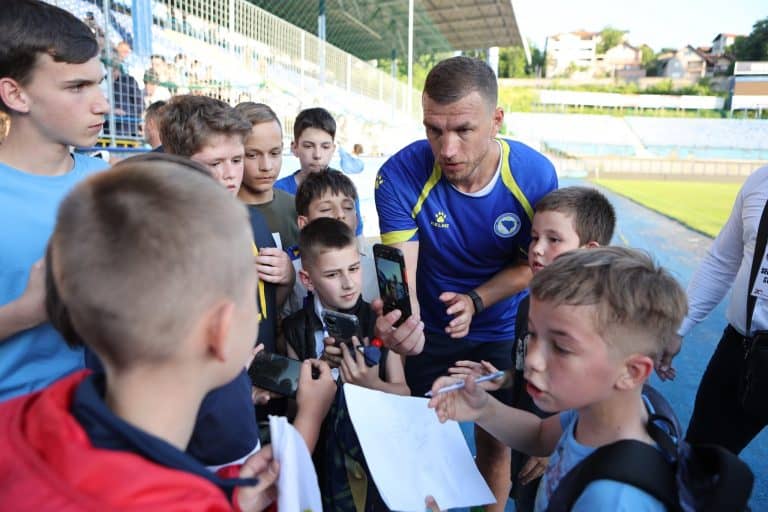 Edin Dzeko, fudbal, simpatizeri, potpisi, reprezentacija