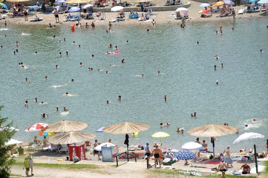 veliki broj tuzlaka i gostiju koji se nalaze u tuzli spas od vrucina danas pronalaze na panonskim jezerima