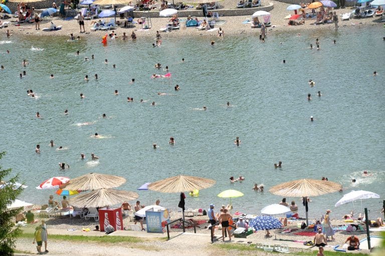 veliki broj tuzlaka i gostiju koji se nalaze u tuzli spas od vrucina danas pronalaze na panonskim jezerima