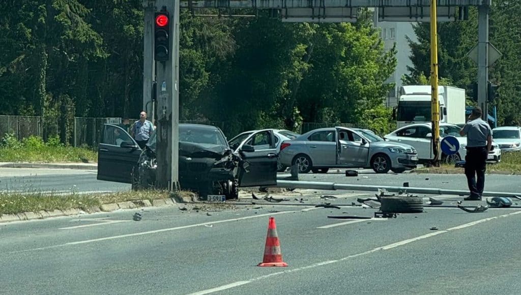 sest osoba povrijedjeno je u sudaru tri automobila na juznoj saobracajnici u tuzli kod tc mercator