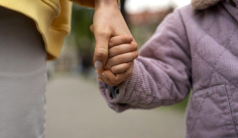 roditlji, bebe, ruke