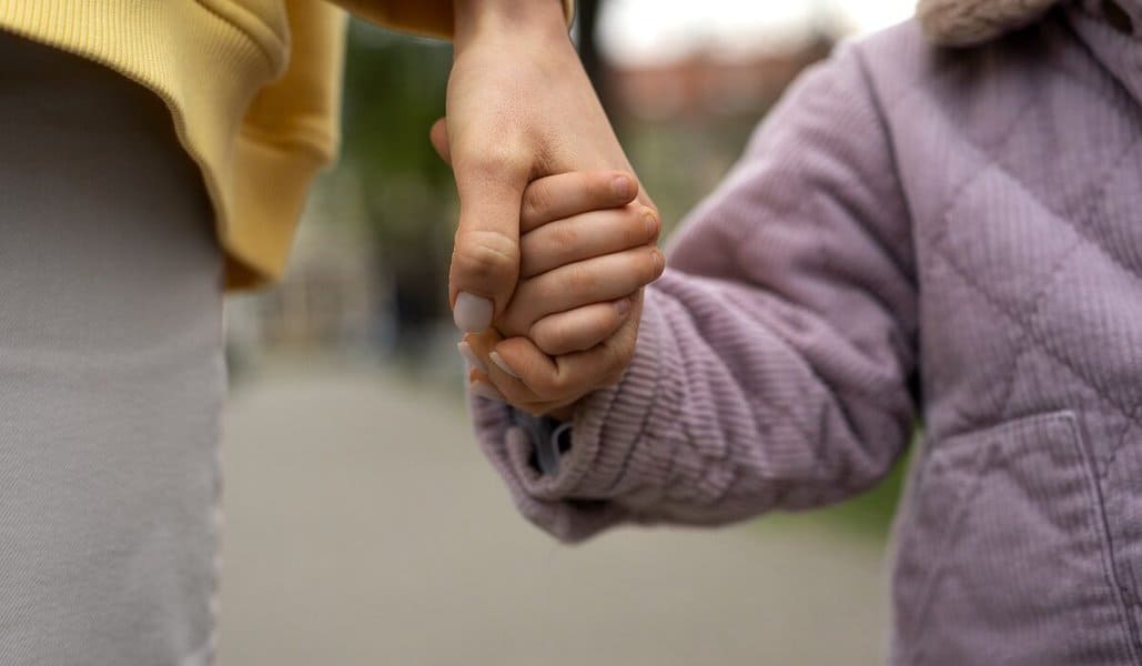 roditlji, bebe, ruke