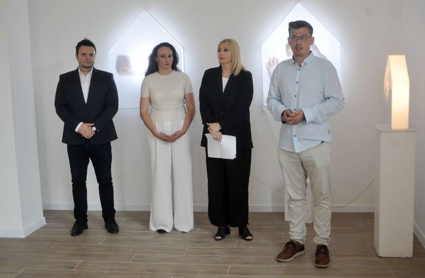 Tuzla obilježila Svjetski dan izbjeglica izložbom Merime Ivković (Foto)