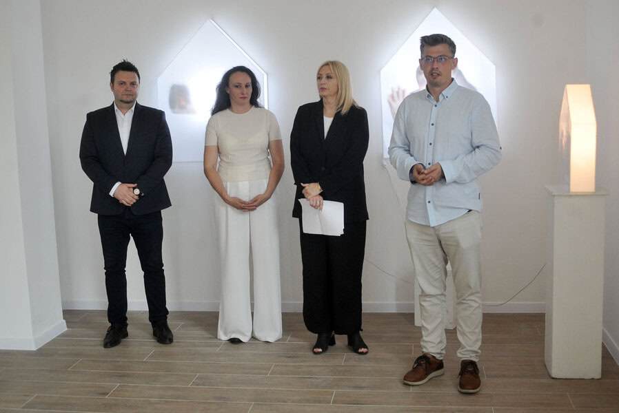 Tuzla obilježila Svjetski dan izbjeglica izložbom Merime Ivković (Foto)