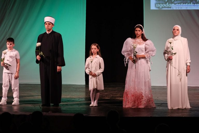 predstava, da se ne zaboravi, mladi, zavidovici, srebrenica