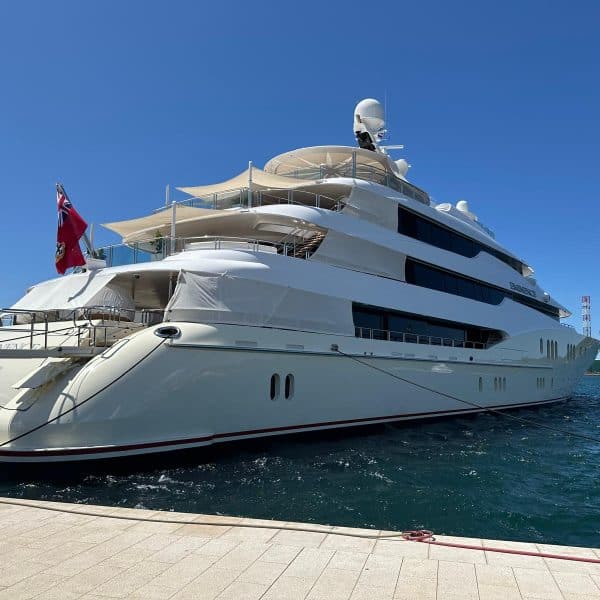 Luksuzna jahta “Eminence” od 90 miliona dolara privukla pažnju u Puli (Foto/Video)