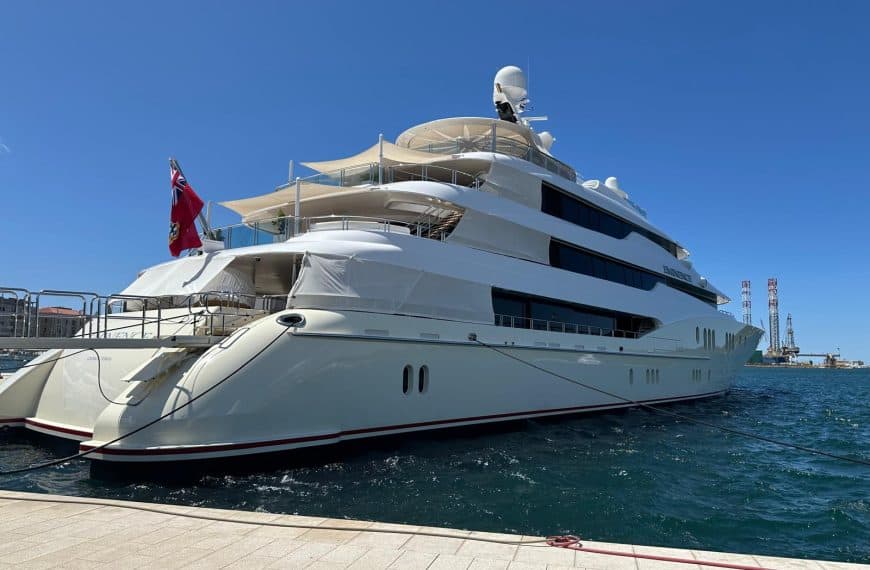 Luksuzna jahta “Eminence” od 90 miliona dolara privukla pažnju u Puli (Foto/Video)
