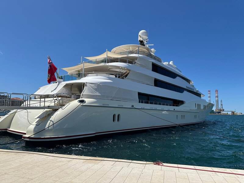 Luksuzna jahta “Eminence” od 90 miliona dolara privukla pažnju u Puli (Foto/Video)