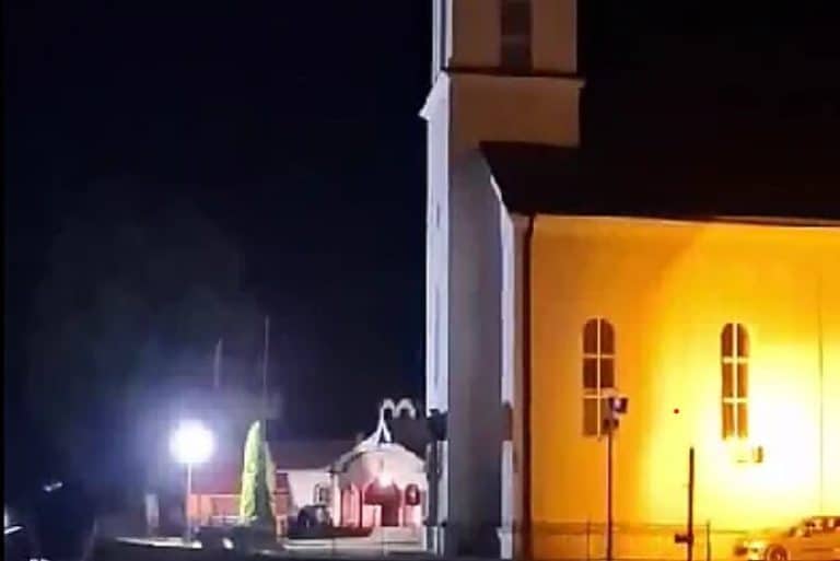 nakon sto je obavljena dzenaza i ukop posmrtnih ostataka i obiljezena 30 godisnjica genocida u srebrenici sinoc je ispred crkve u ovom gradu pustana provokativna muzika nacionalistickog pjevaca baje malog knindze