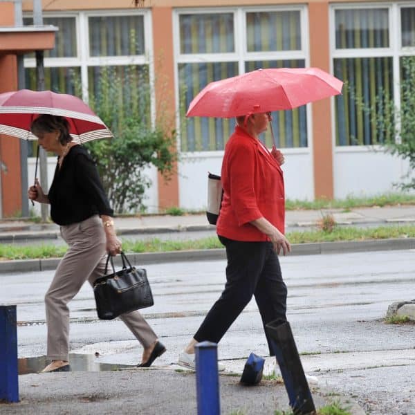 Nakon tropskih dana – Tuzla pod kišobranima (Foto)
