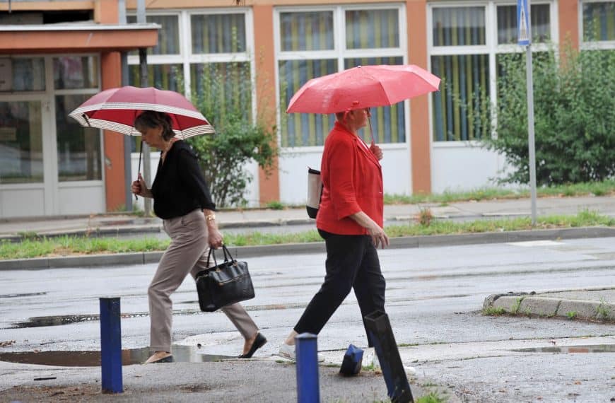 Nakon tropskih dana – Tuzla pod kišobranima (Foto)