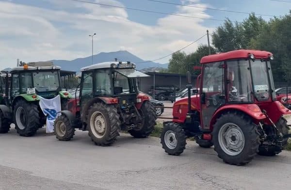 Policija zaustavila kolonu traktora: Poljoprivrednicima onemogućen protest pred Vladom KS