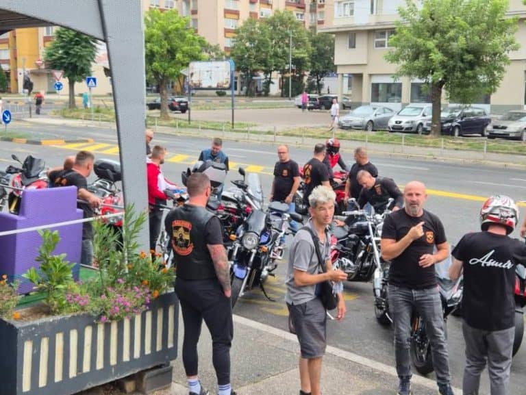 bajkeri velikog srca clanovi moto kluba salines tuzla posjetili su klub zmajevo srce te pomogli njegov rad i sakupili novac za izgradnju izletista za djecu sa posebnim potrebama