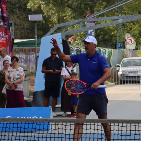 goran ivanisevic igrao tenis u centru sarajeva u sklopu sff-a publika se sjajno zabavila pridruzio mu se i tarik filipovic