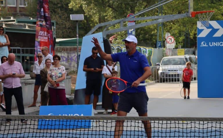 goran ivanisevic igrao tenis u centru sarajeva u sklopu sff-a publika se sjajno zabavila pridruzio mu se i tarik filipovic