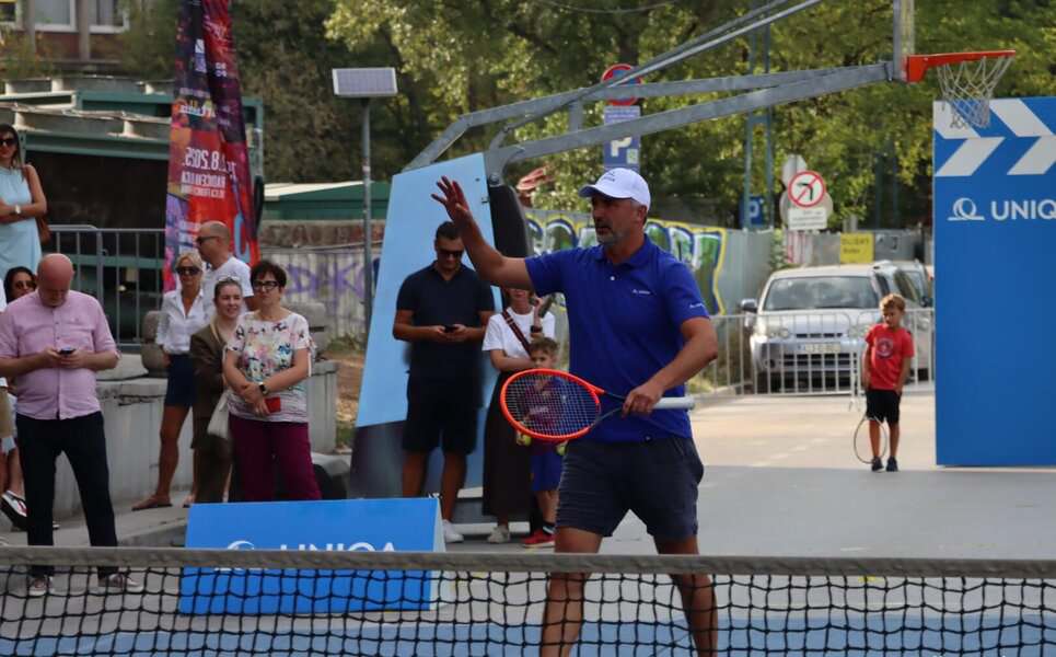 goran ivanisevic igrao tenis u centru sarajeva u sklopu sff-a publika se sjajno zabavila pridruzio mu se i tarik filipovic