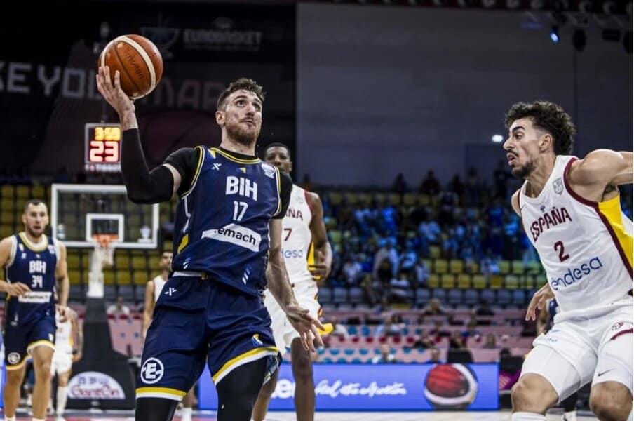 nakon teskog poraza od spanije pred kosarkasima bih je novi izazov u grupi c eurobasketa veceras se sastaju sa selekcijom italije