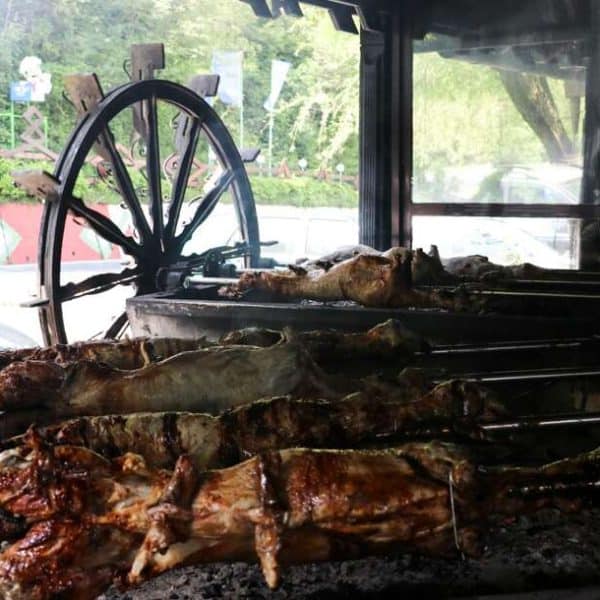 metkovicanin se u jablanici najeo janjetine pa pobjegao ne plativsi racun konobar ga u bmweu jurio sve do banja luke