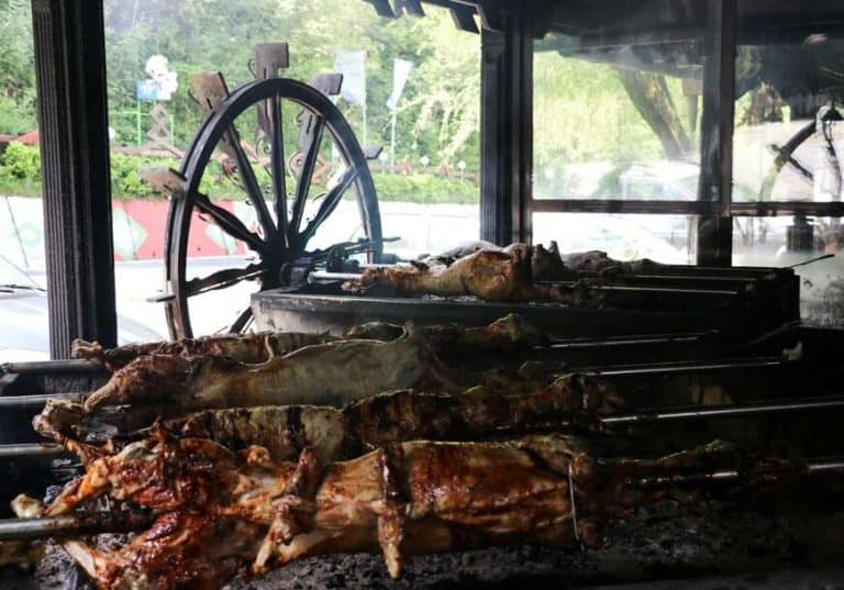 metkovicanin se u jablanici najeo janjetine pa pobjegao ne plativsi racun konobar ga u bmweu jurio sve do banja luke