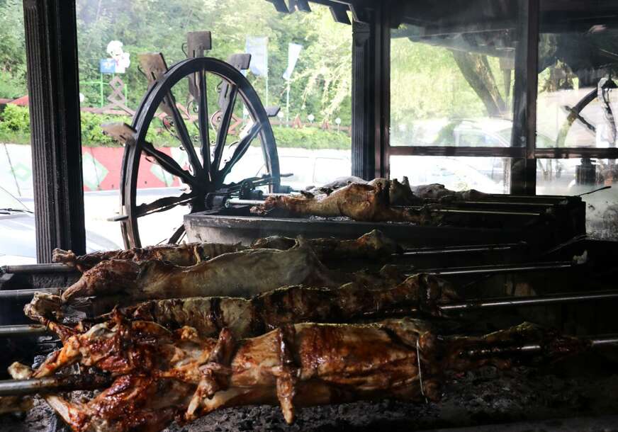 metkovicanin se u jablanici najeo janjetine pa pobjegao ne plativsi racun konobar ga u bmweu jurio sve do banja luke